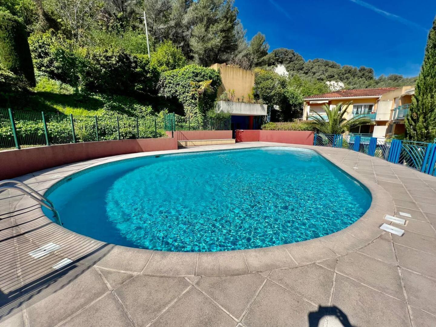 Quiet Swimming Pool * Roquebrune-Cap-Martin
